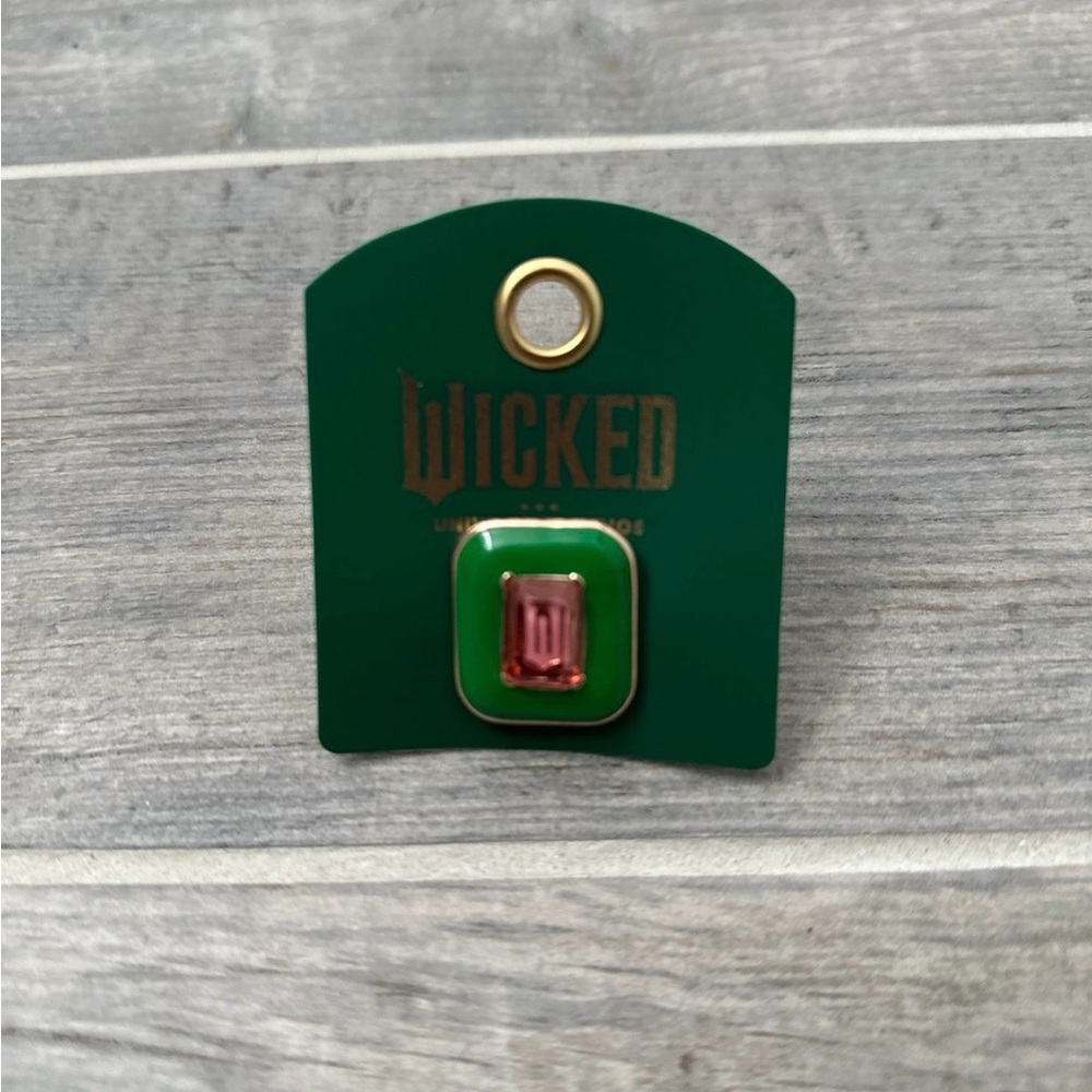 Universal Studios Wicked Emerald W Logo Ring